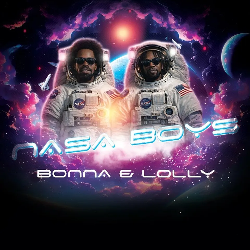 Visuel du titre : deux hommes en combinaison d'astronaute devant un ciel violet et rose, avec les mots NASA BOYS et BONNA & LOLLY