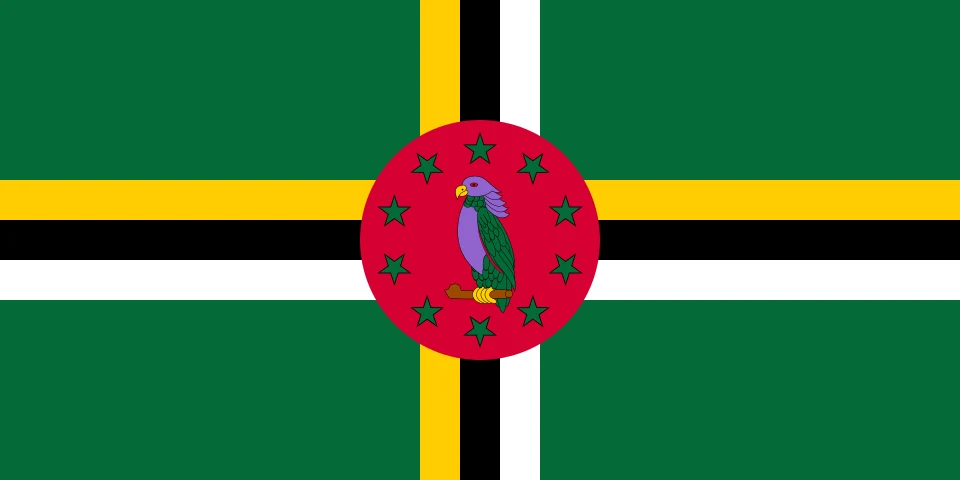 Le drapeau de La Dominique : un sisserou sur un disque rouge entouré de dix étoiles vertes, une croix jaune, noire et blanche sur fond vert forêt