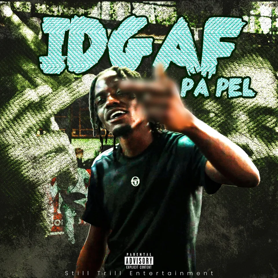 Pochette de « IDGAF » : Pa Pel en t-shirt noir pointe le doigt vers l'objectif, sous le titre en grandes lettres turquoise, sur un fond vert texturé