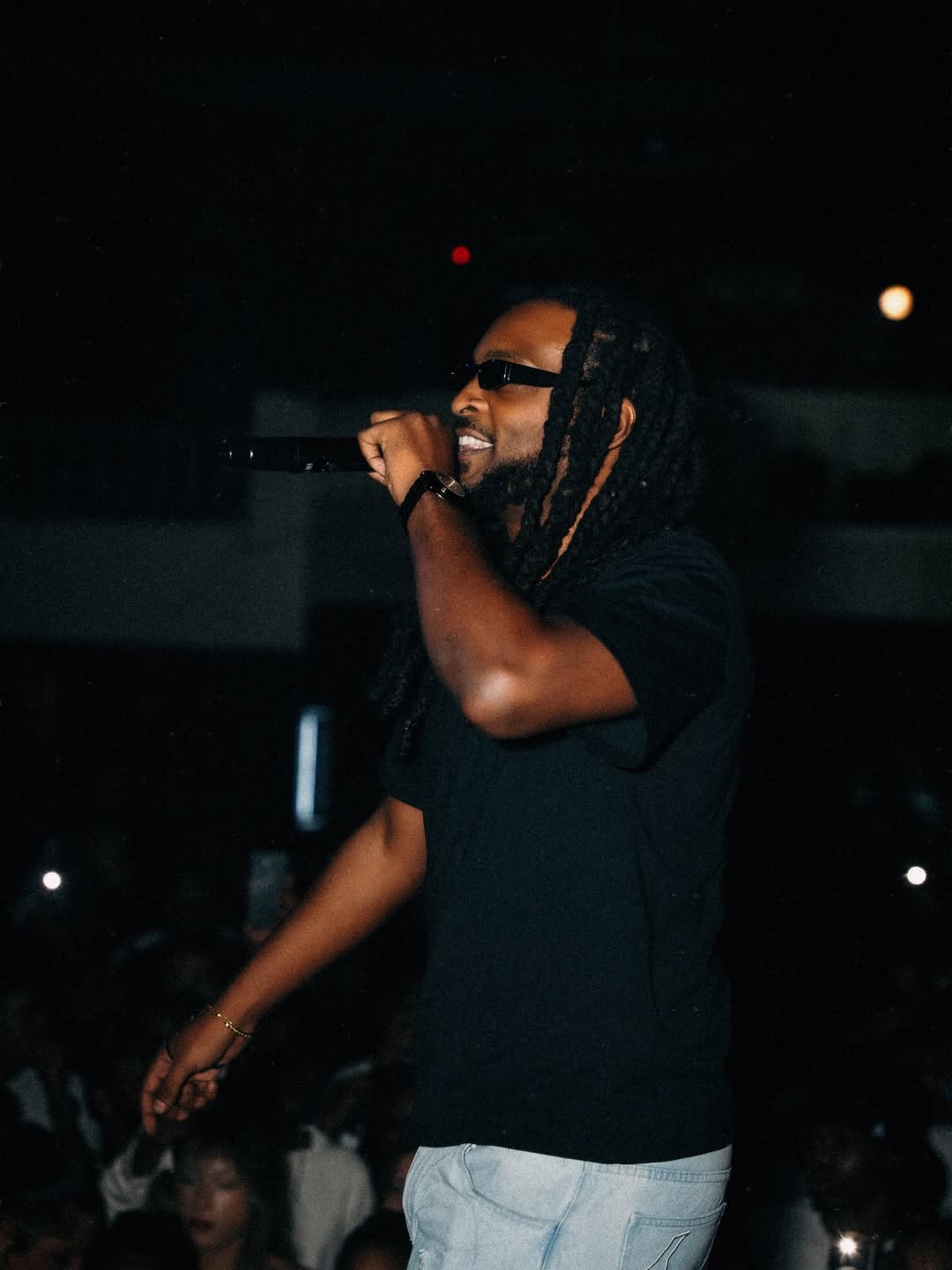 TIITII NBA au micro sur scene, de nuit.